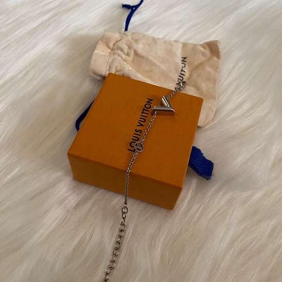 LOUIS VUITTON Bracelet Essential V Women's M63198 Metal Silver - Picture 3 of 6